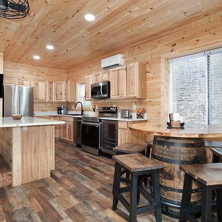 Whiskey Barrel W Hot Tub Arcade Game Fire Pit Villa Sevierville Exterior photo